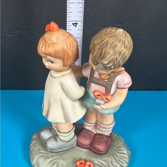 Goebel Berta Hummel "Token Of Love" Figurine, Excellent Condition Club Exclusive - Picture 12 of 12